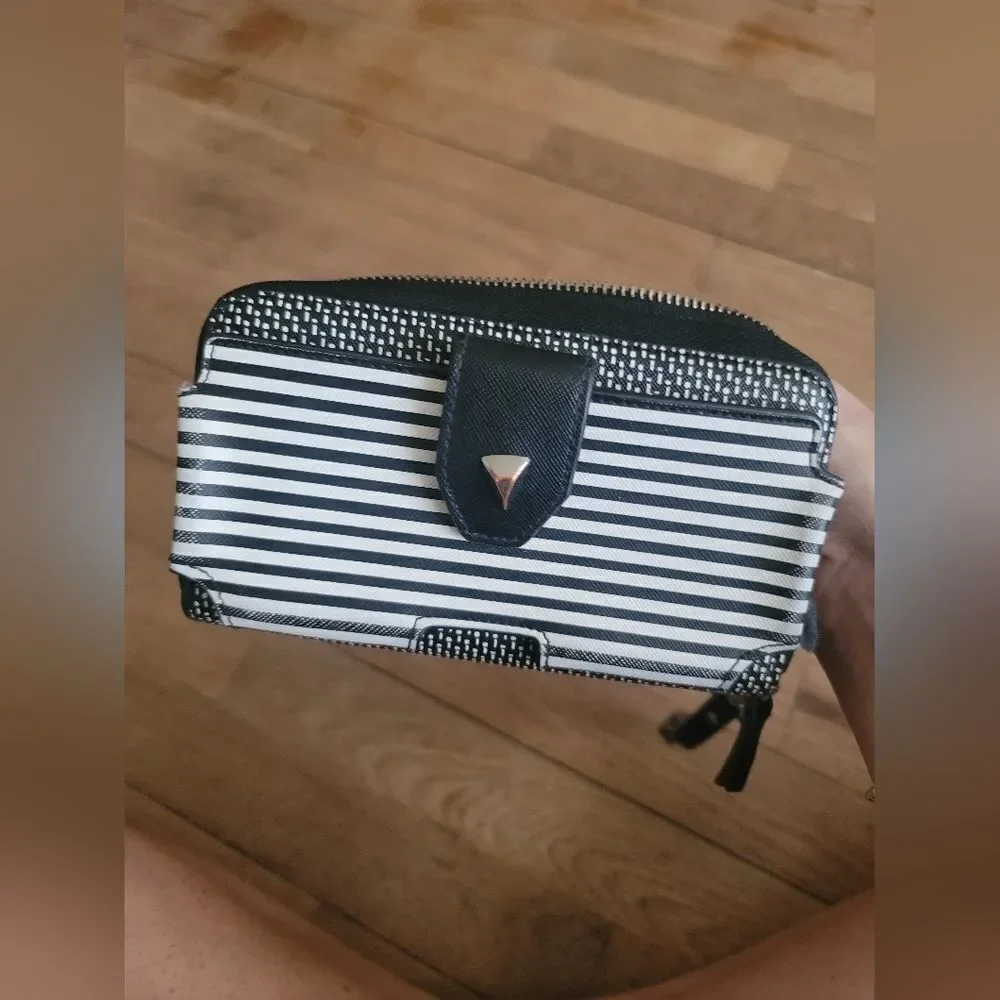 Stella & Dot‎ Madison Tech Wallet